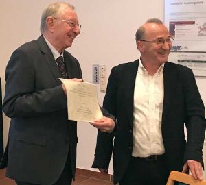 Vorsitzender des Vorstands der Yak-Kamel-Stiftung Prof.e.h.(RC) Dr. Horst Geilhausen (links) überreicht die Urkunde an PD Dr. Ivica Medugorac