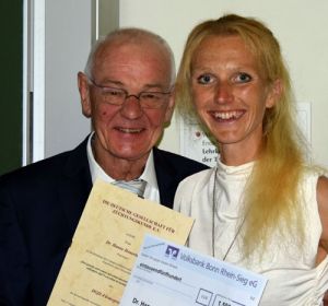 V.l.n.r.: Dr. Erwin Hasenpusch, Preisträgerin Dr. Hanne Honerlagen
