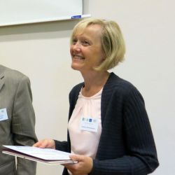 Prof. Dr. Gudrun Brockmann nahm als Doktormutter stellvertretend den Preis entgegen.