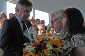 Prof. K. Schellander (l) wird von Dr. Marquardt und Frau Dr. Bongartz verabschiedet