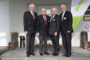 Von links nach rechts: Gerhard Schulz (AR-Uelzener Vers.) Dr. O. Marquardt (Präsident der DGfZ), Dr. Hölscher (Vorstand Uelzener Vers.), Prof. Dr. E. Kalm(CAU Kiel).
© DGfZ