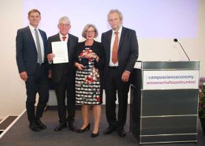 Foto (© Doreen Saggau, Uni Kiel 2018): (v.l.n.r.) Professor Georg Thaller (Institut für Tierzucht und Tierhaltung der CAU), Ehepaar Leo und Beate Siebers und AEF-Dekan Professor Joachim Krieter bei der Verleihung der Thünen-Medaille im Wissenschaftszentrum Kiel.