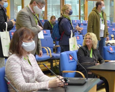 Mit Maske bis zum Sitzplatz - engagiertes und diszipliniertes Auditorium