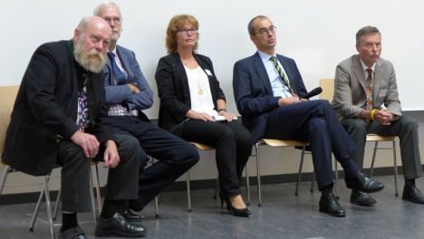 Engagierte Podiumsdiskussion mit dem Auditorium: (v.l.n.r.) Professor Dr. Gottfried Brem (Institut für Tierzucht und Genetik der Veterinärmedizinischen Universität Wien), Dr. Reinhard Reents (Vereinigten Informationssystemen Tierhaltung w.V.), PD Dr. Anke Römer (Landesforschungsanstalt für Landwirtschaft und Fischerei Mecklenburg-Vorpommern), Prof. Dr. Kay-Uwe Götz (Institut für Tierzucht der Bayerischen Landesanstalt für Landwirtschaft), Prof. Dr. habil. Wolfgang Büscher (Institut für Landtechnik der Rheinischen Friedrich-Wilhelms-Universität Bonn)