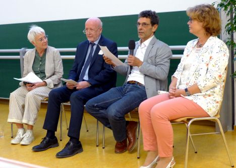 Engagierte Podiumsdiskussion mit dem Auditorium: (v.l.n.r.) Jeanette Huber (Unternehmensberatung und Associate Director Zukunftsinstitut), Prof. i.R. Dr. Dr. h.c. P. Michael Schmitz (Justus-Liebig-Universität Gießen), Dr. Johannes Simons (Rheinische Friedrich-Wilhelms-Universität Bonn), PD Dr. Anke Römer (Landesforschungsanstalt für Landwirtschaft und Fischerei Mecklenburg-Vorpommern)