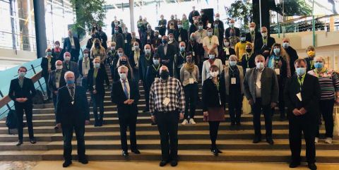 Einige Teilnehmer trafen sich in der Kaffeepause zum Gruppenfoto auf der Treppe des WCCB; Foto VDL