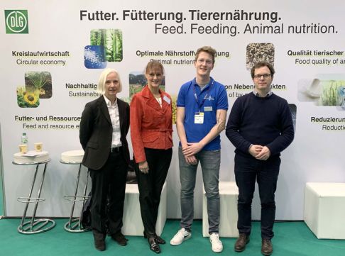 Foto: v.l.n.r. Dr. Arnhild Wolter, Bundesministerium für Landwirtschaft und Ernährung; Dr. Bettina Bongartz, DGfZ; Niklas Wolfering, Firma Illucens; Prof. Dr. Christian Visscher, Institut für Tierernährung der Stiftung Tierärztliche Hochschule Hannover (© DGfZ))